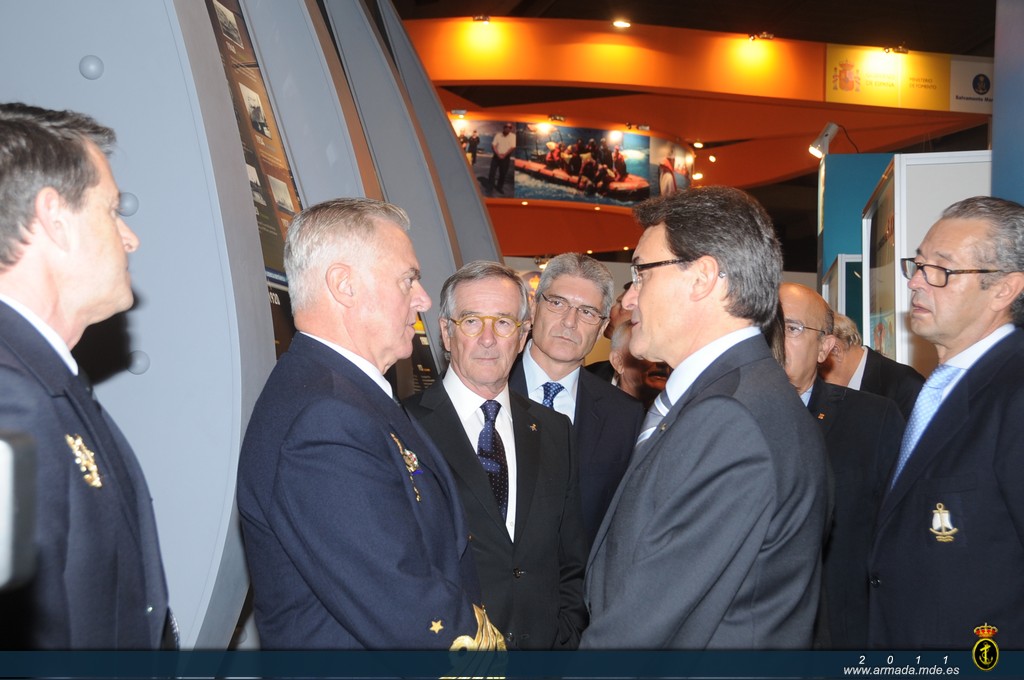 El almirante general Manuel Rebollo ha presentado a las autoridades asistentes al Salón Náutico el contenido de la exposición de la Armada española
